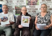 Fr. Abel Pacheco Sánchez OFM publica libro «Siguas, valle lindo» Fr. Abel Pacheco Sánchez OFM acompañado de integrantes del comité editorial: Gelberth Talavera y Julia Mendietta.