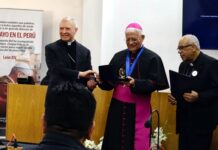 Monseñor Miguel Cabrejos Vidarte recibe distinción en la 129° Asamblea Nacional Ordinaria de la Conferencia Episcopal Peruana