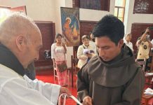 Dos religiosos francisanos realizan su primera profesión religiosa y toma de hábito